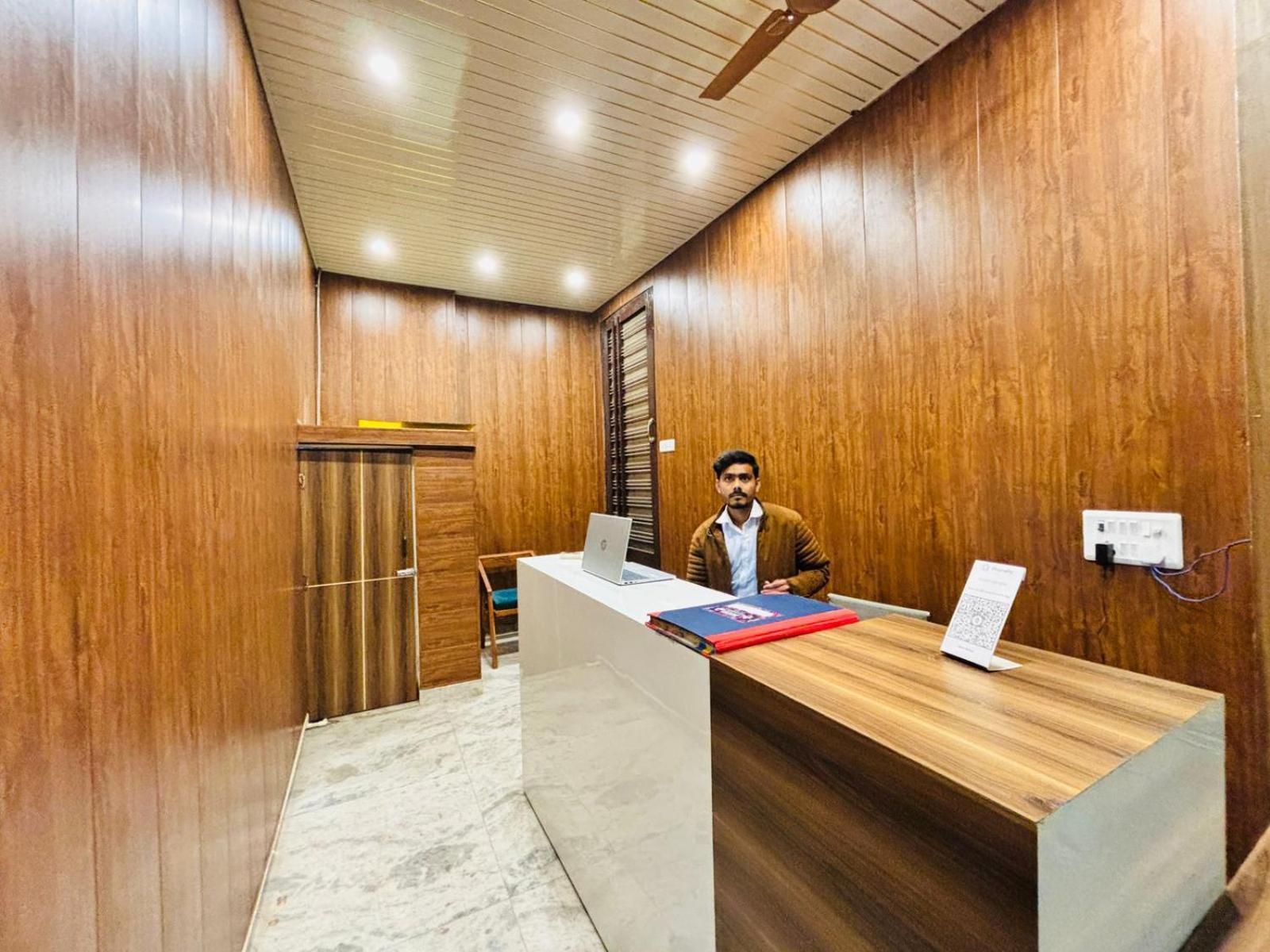 נוידה Hotel Vegas Corporate Suites מראה חיצוני תמונה